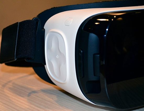 Samsung-Gear-VR-AKA-Consumer-Version-SM-R322NZWAXAR-trackpad-651x500.jpg